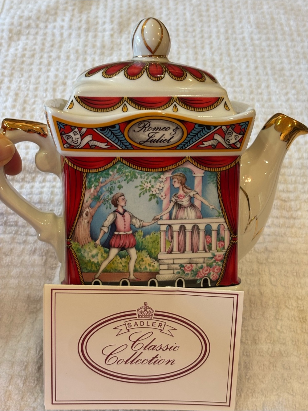 Sadler Classic Collection "Romeo & Juliet" Porcelain Teapot – White & Red